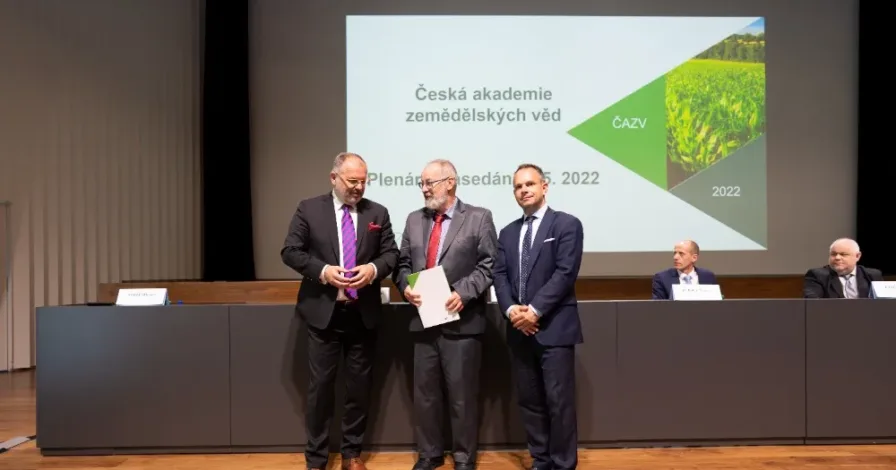 Seznamte se s osobnostmi, které v roce 2022 ČAZV ocenila za jejich přínos k rozvoji vědy a výzkumu v agrárním sektoru